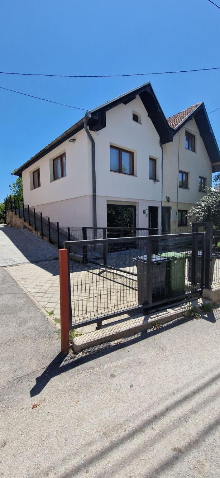 Family Apartment With Garden Sarajevo Ngoại thất bức ảnh